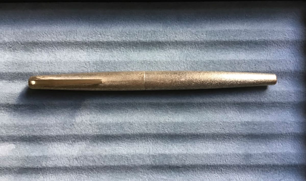 Vintage Sheaffer Stylist Fountain Pen - gold bark effect finish 14k B/stub? nib