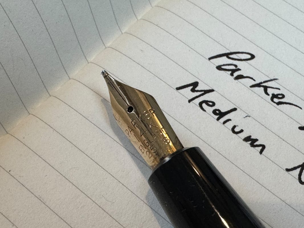 Parker Duofold Made in England (1958/1968) - Standard size, black, with 14K Gold M Nib