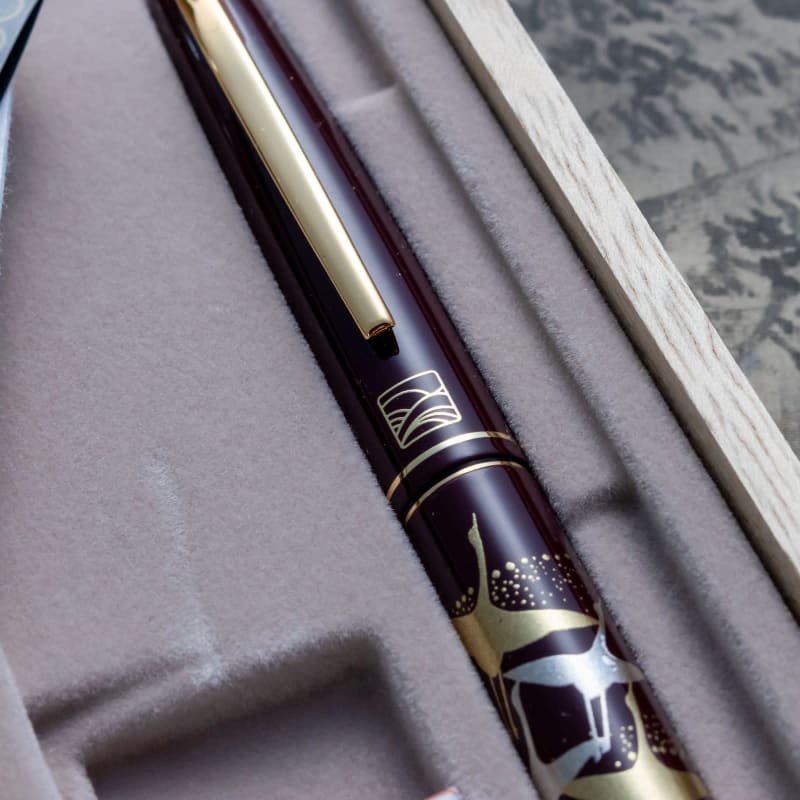 Kuretake Red Monogatari Urushi Maki-e Crane Gold Wancher Fine Nib Fountain Pen