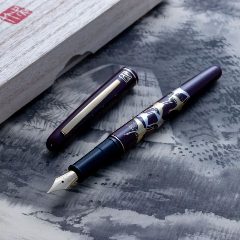 Kuretake Red Monogatari Urushi Maki-e Crane Gold Wancher Fine Nib Fountain Pen