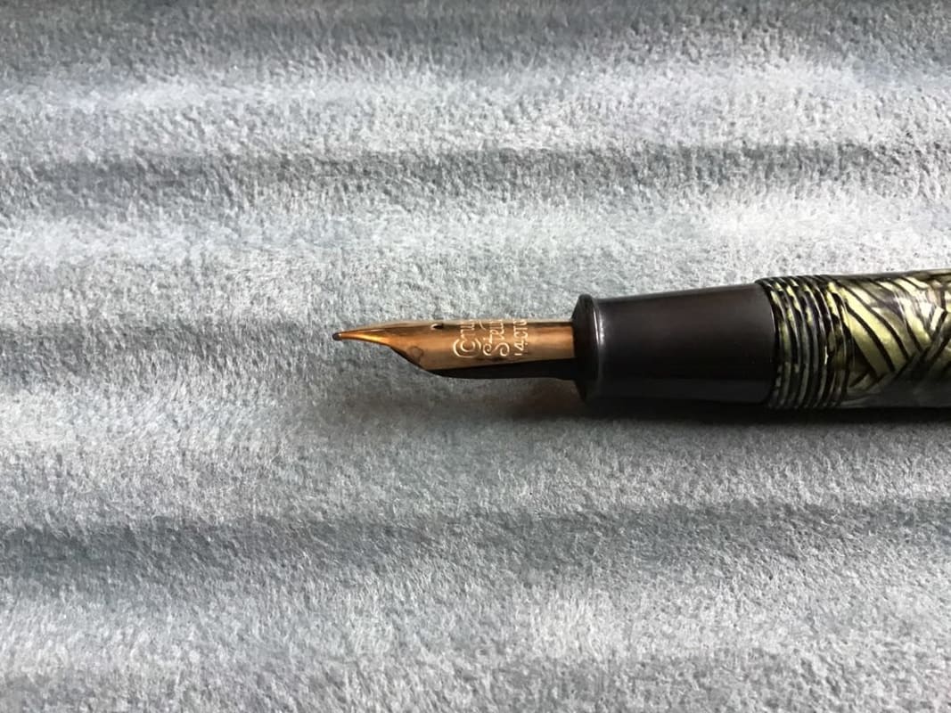Vintage Conway Stewart 27 fountain pen - green hatched/GT - 14k nib