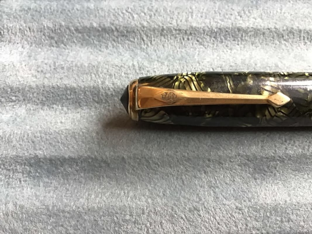Vintage Conway Stewart 27 fountain pen - green hatched/GT - 14k nib