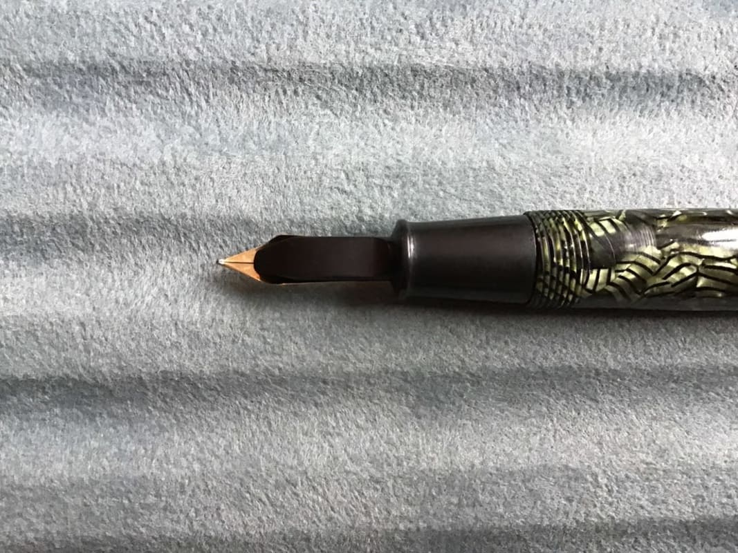 Vintage Conway Stewart 27 fountain pen - green hatched/GT - 14k nib