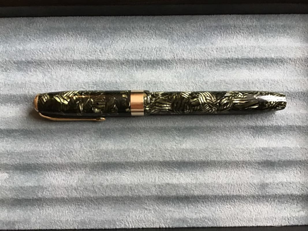 Vintage Conway Stewart 27 fountain pen - green hatched/GT - 14k nib