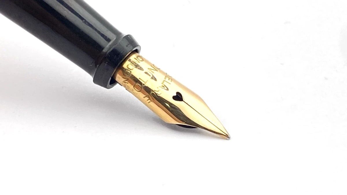 Vintage Onoto 7200 Fountain Pen In Black Chased Semi Flexible 14K Gold Fine NIB