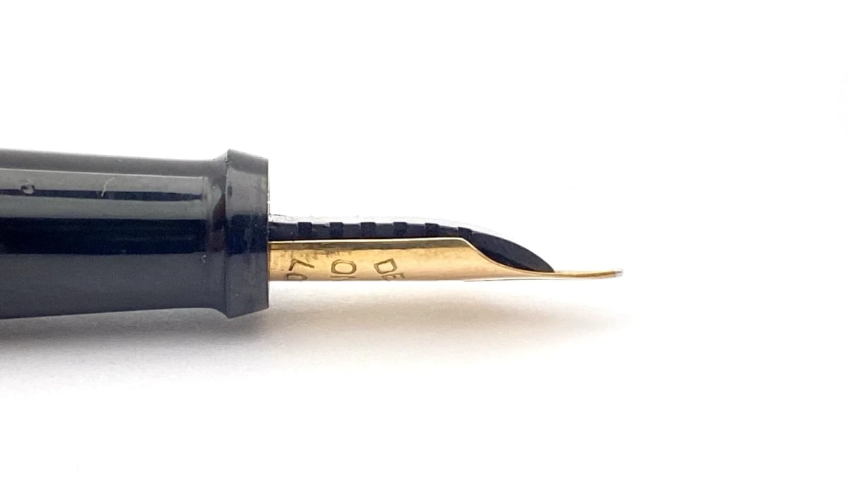 Vintage Onoto 7200 Fountain Pen In Black Chased Semi Flexible 14K Gold Fine NIB