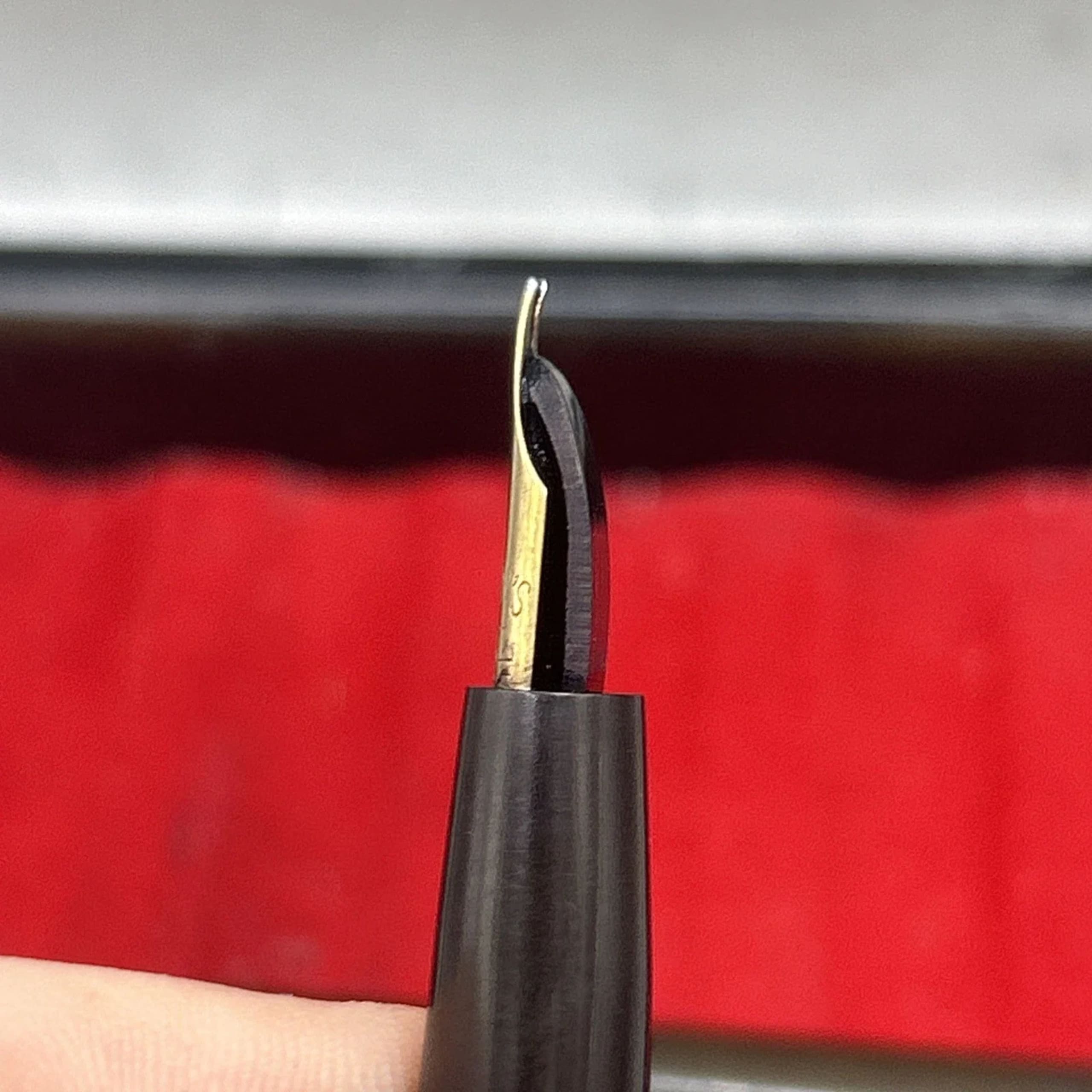 Vintage Waterman 12 Fountain Pen In Black Flexible 14K Gold Medium NIB USA