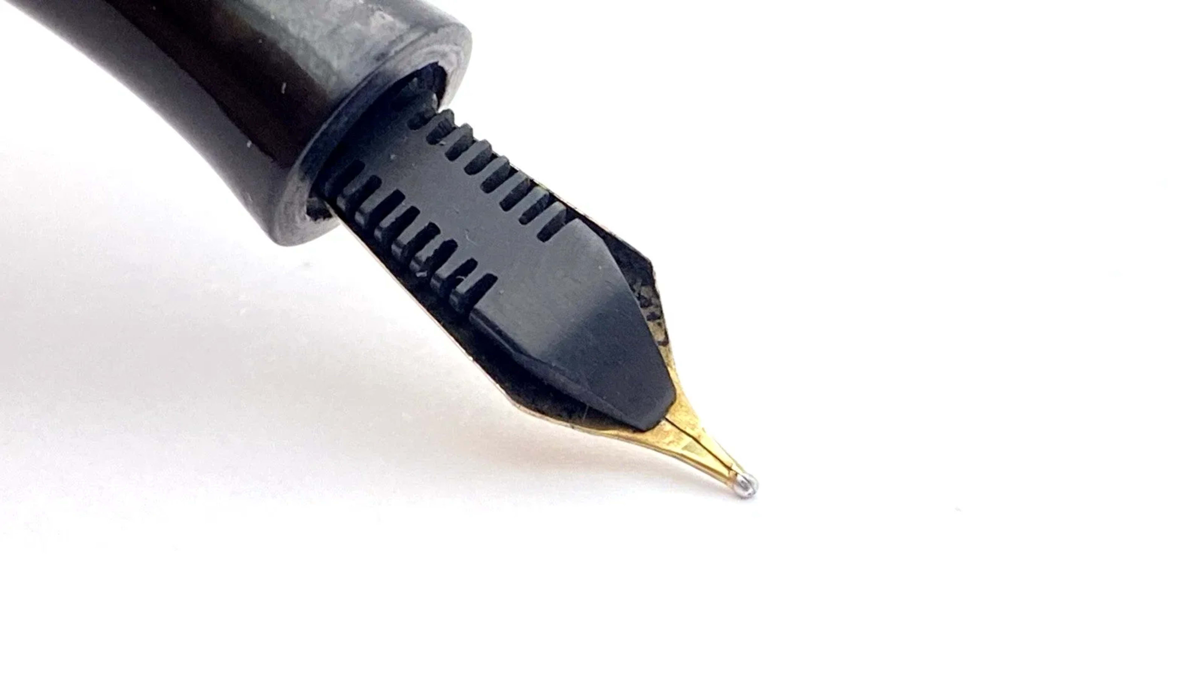 Vintage Mentmore Imperial Fountain Pen In Gray Hatched 14K Gold Fine NIB England