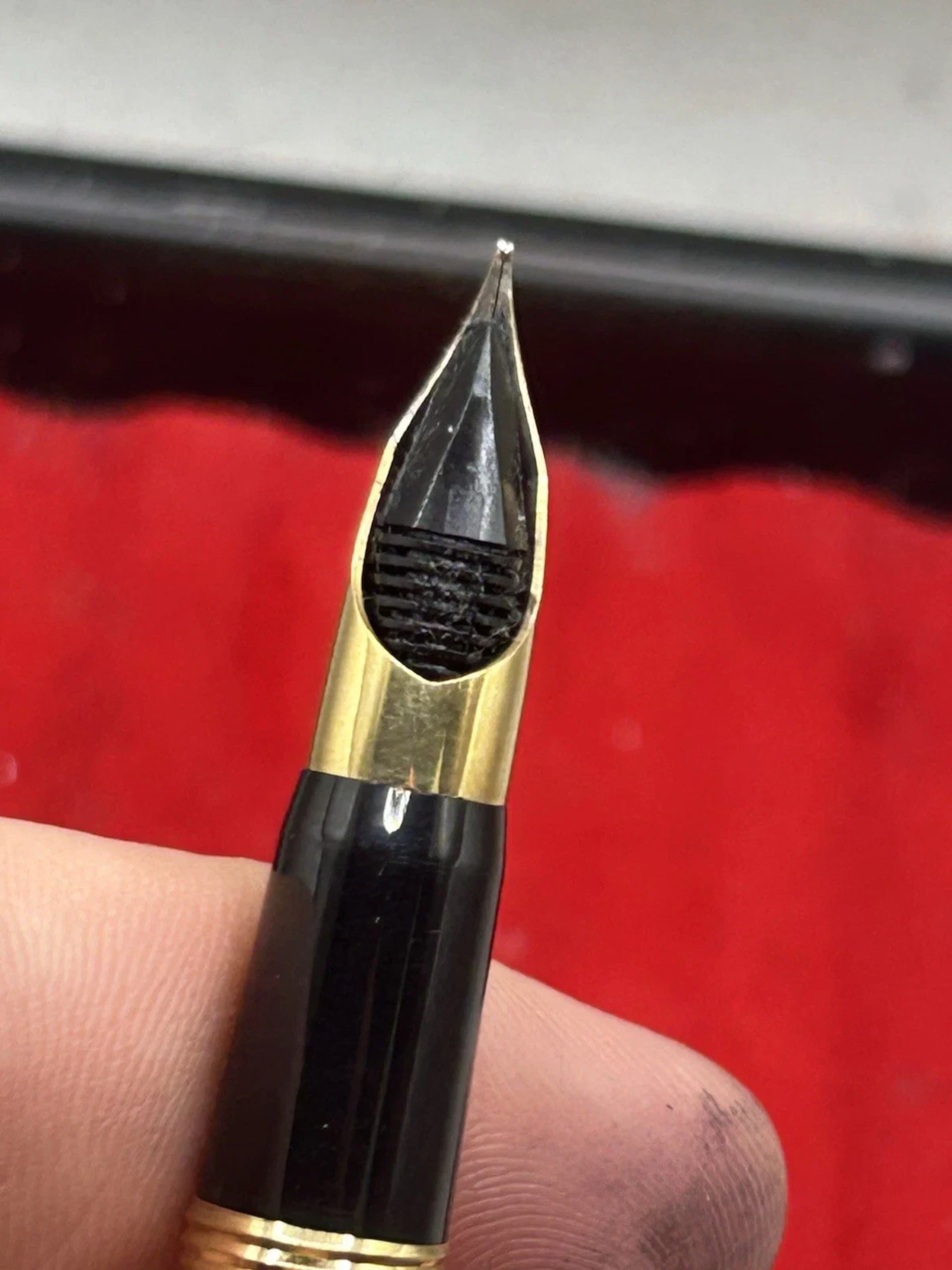Sheaffer Crest 590 Gold Plated 18K Gold Nib Fountain Pen