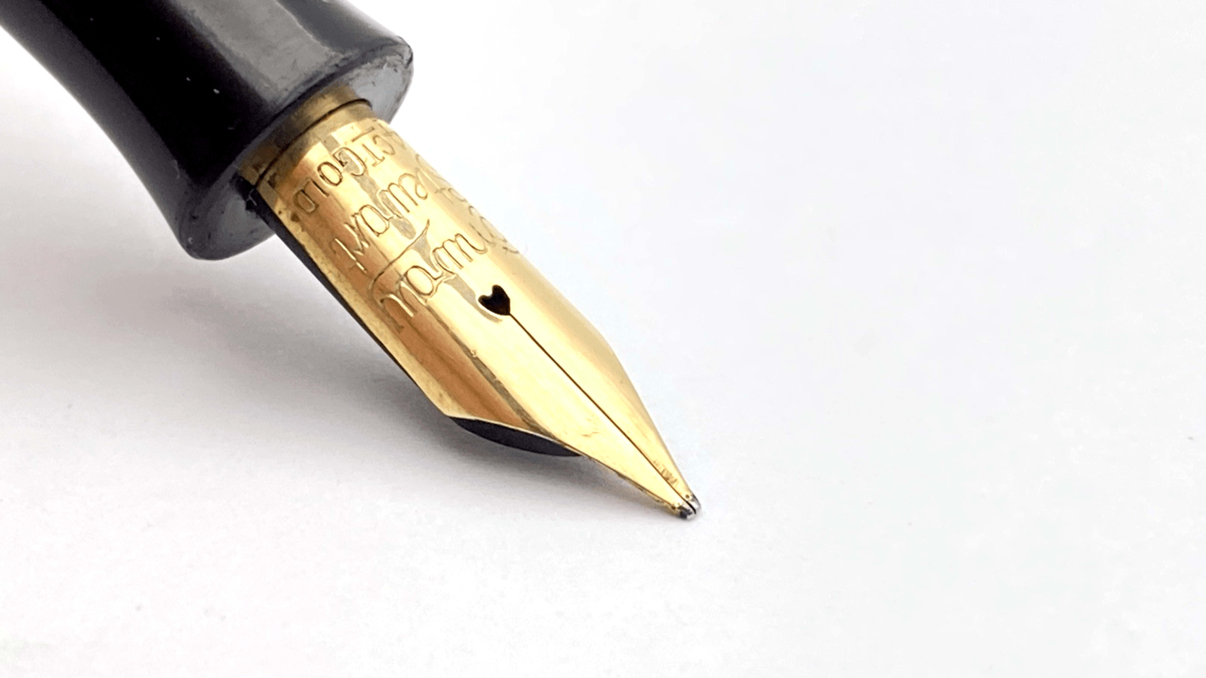 Vintage Walkergate Fountain Pen In Black Chased Hard Rubber 14K Gold Medium Nib