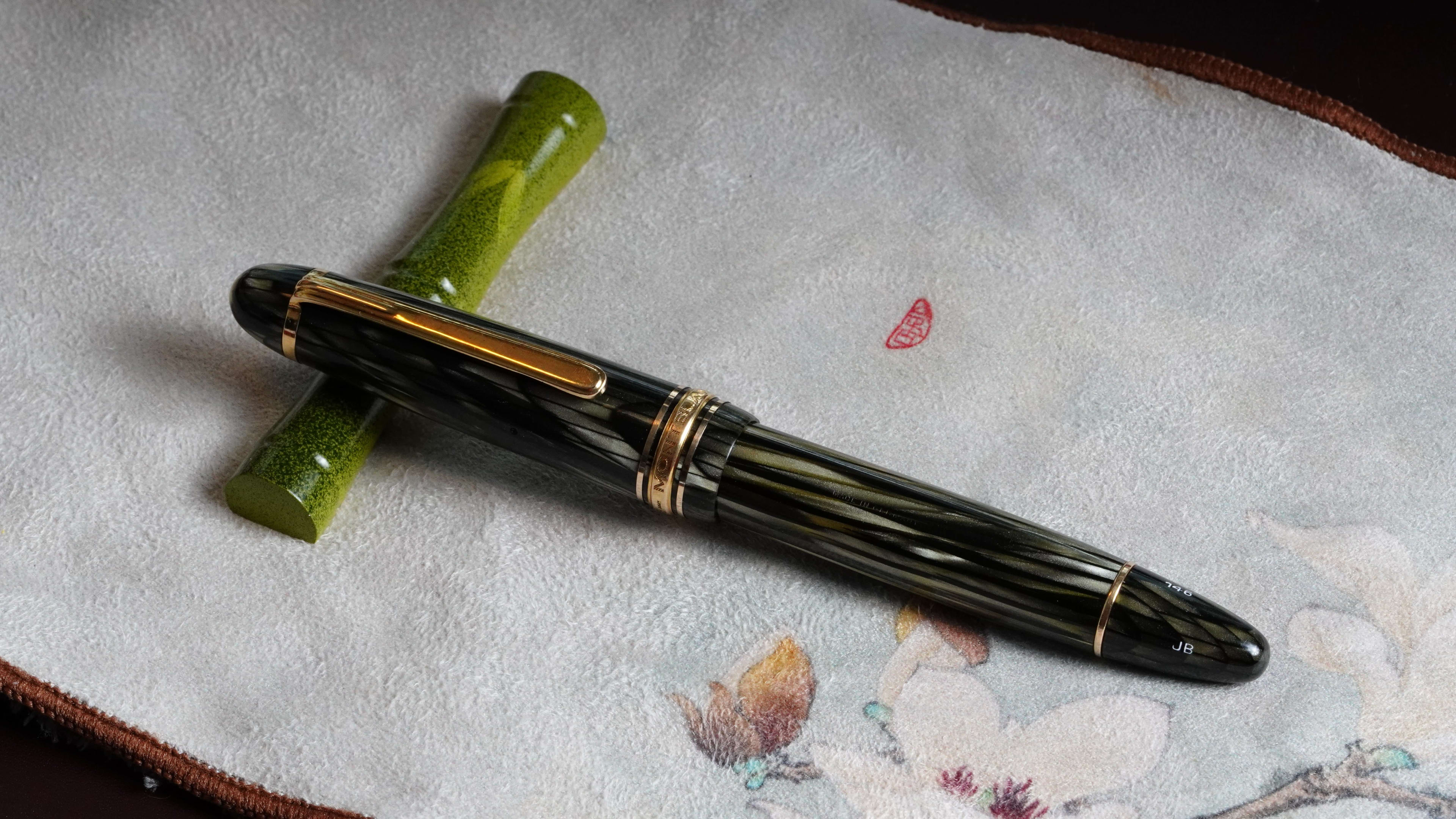 Montblanc 146 1952, Grey Striated Celluloid GPT, #6 14C Bi-Tone EF Nib