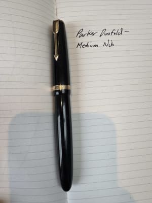Parker Duofold NS England (1960s?) - Standard size, black, with 14K Gold M Nib
