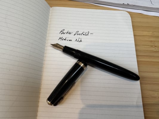 Parker Duofold NS England (1960s?) - Standard size, black, with 14K Gold M Nib