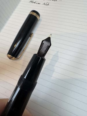 Parker Duofold NS England (1960s?) - Standard size, black, with 14K Gold M Nib