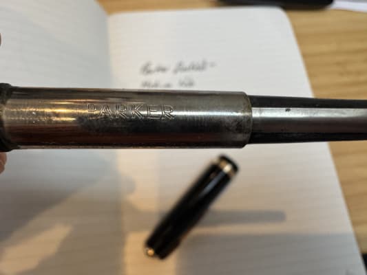 Parker Duofold NS England (1960s?) - Standard size, black, with 14K Gold M Nib