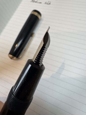 Parker Duofold NS England (1960s?) - Standard size, black, with 14K Gold M Nib