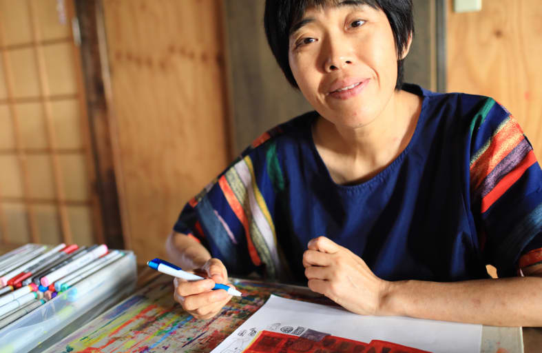 重なる色の奥に見えるもの…障害のある作家 吉川真美とJINSが紡ぐ、既成