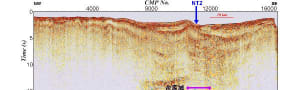 地下構造図。青矢印は、NT2断層の海底面上の位置（図版提供：JAMSTEC）