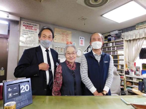 写真】令和に「成人向けVHSビデオテープ」を見る男たち…愛知県の住宅街