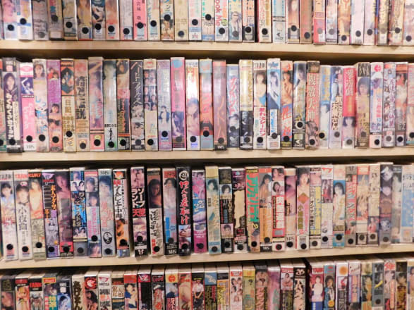 写真】令和に「成人向けVHSビデオテープ」を見る男たち…愛知県の住宅街