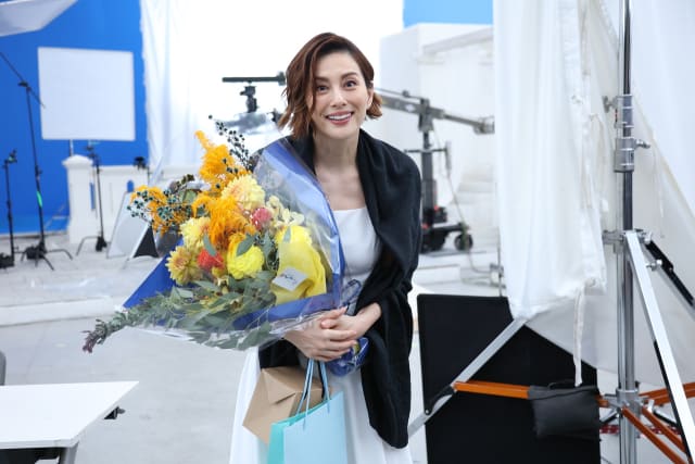 写真】米倉涼子さんの「ショートヘア×ざっくり白ニット