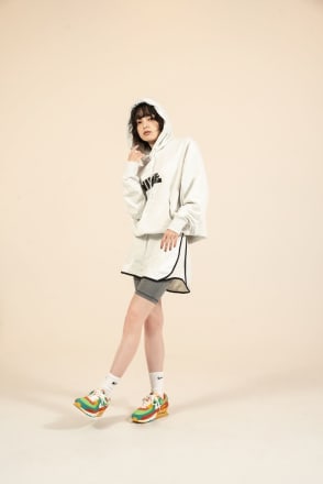 写真】平手友梨奈さん、まさかの「ショートパンツ×パーカー姿」が