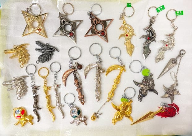 写真】観光地にある「剣にドラゴンが巻き付いたキーホルダー」…その