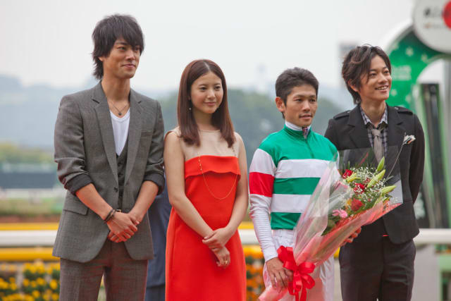 写真】佐藤健、色っぽすぎる「黒髪短髪×スーツ姿」「ほっぺプク〜」に
