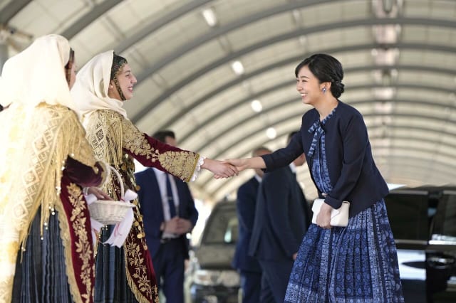 たまやきこ様ブルゾン、オーバーブラウスおまとめ 写真】佳子様がギリシャで着た「柄物のブラウスとスカート