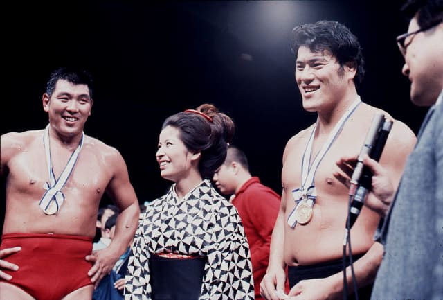 アントニオ猪木さんと倍賞美津子さんのサイン入りポスター ベテラン