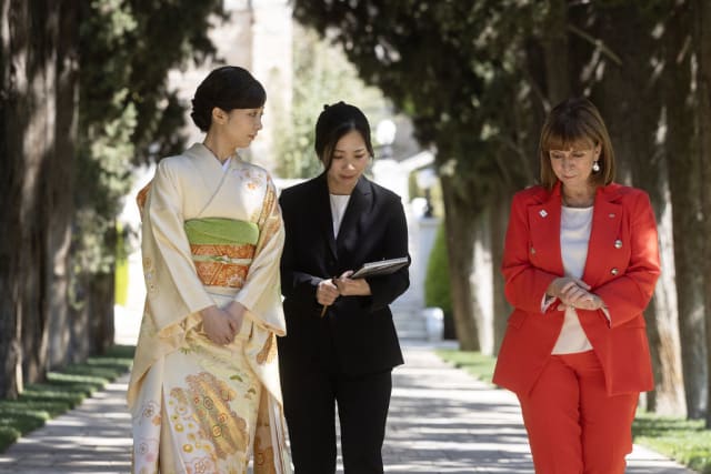 写真】佳子様がギリシャで着た「柄物のブラウスとスカート