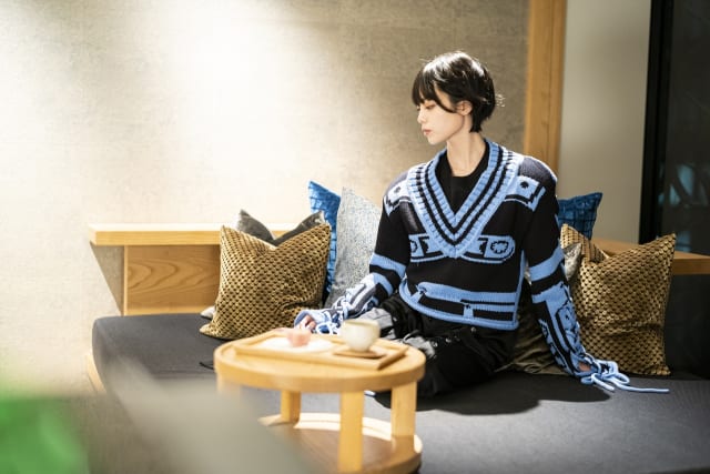 写真】平手友梨奈さん、まさかの「ショートパンツ×パーカー姿」が