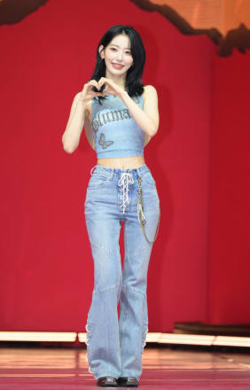 写真】ルセラフィム、宮脇咲良の信じがたい…「美くびれボディ」に世界