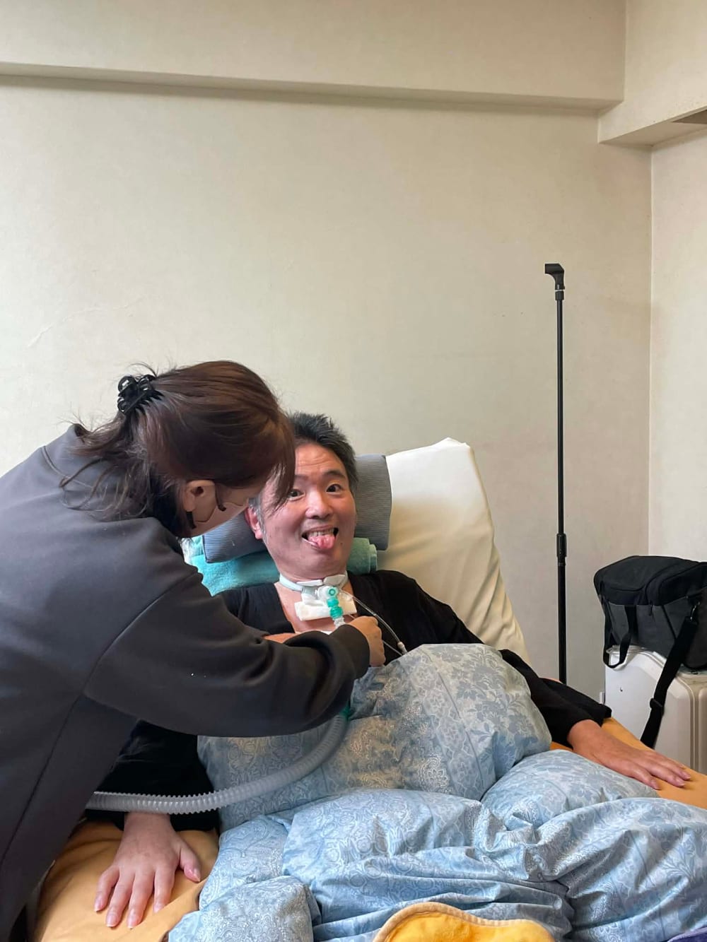 ALS公表から6年半、ニャンちゅう声優・津久井教生が「右手」「右手