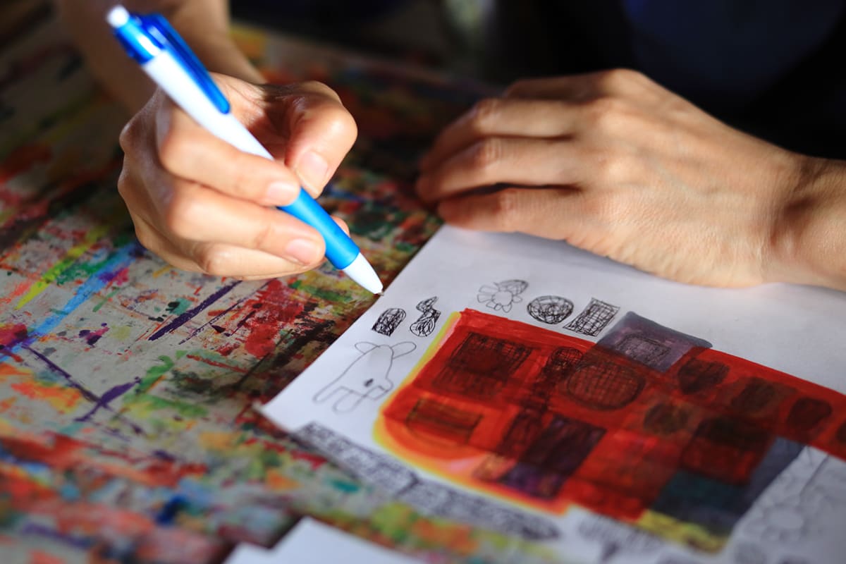 重なる色の奥に見えるもの…障害のある作家 吉川真美とJINSが紡ぐ、既成