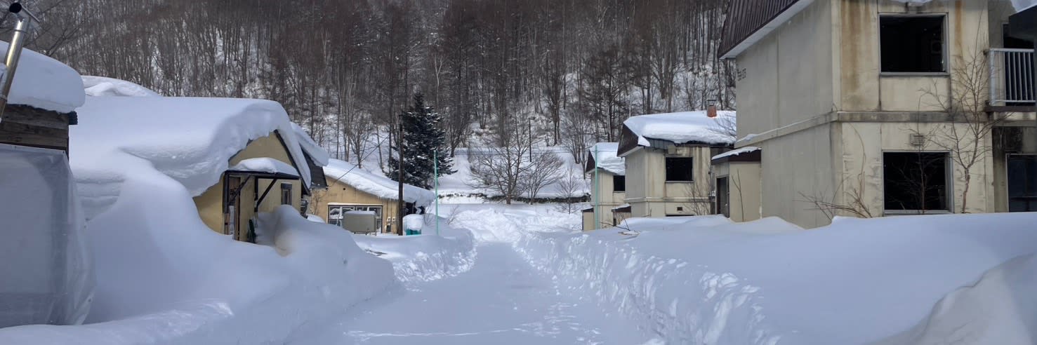 雪深い冬だけ封鎖が解かれる「北海道の巨大廃墟団地の謎」…町役場の