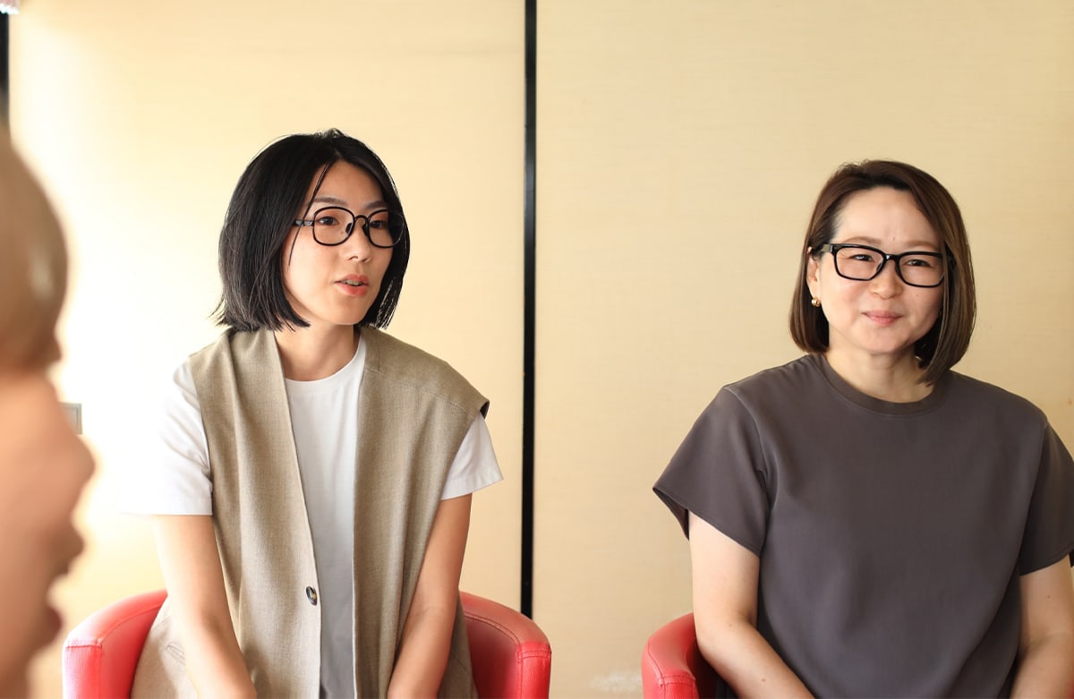 重なる色の奥に見えるもの…障害のある作家 吉川真美とJINSが紡ぐ、既成