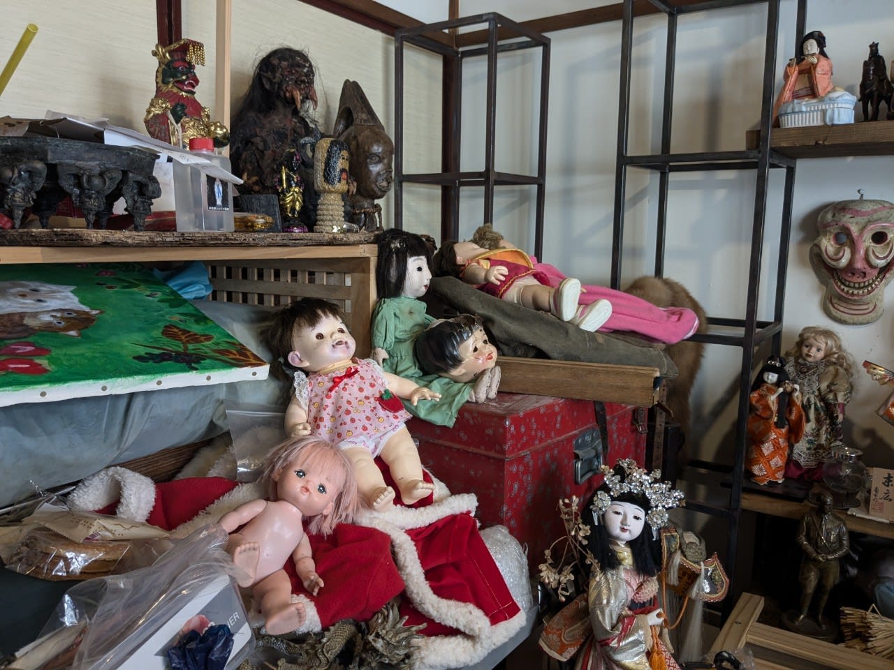 可愛がると持ち主が次々と死んでしまう人形チャーミー」を引き取ること