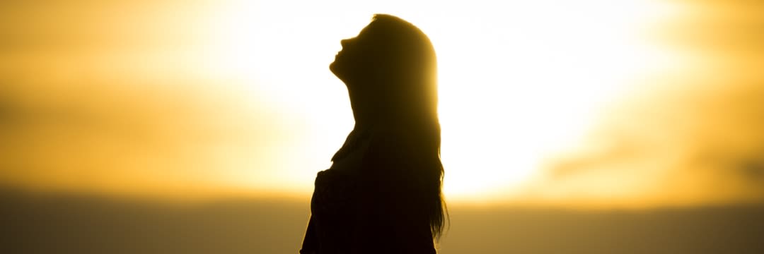 不登校、挫折、恋…「父親の圧」から逃れ、男らしさを捨てた女装家の