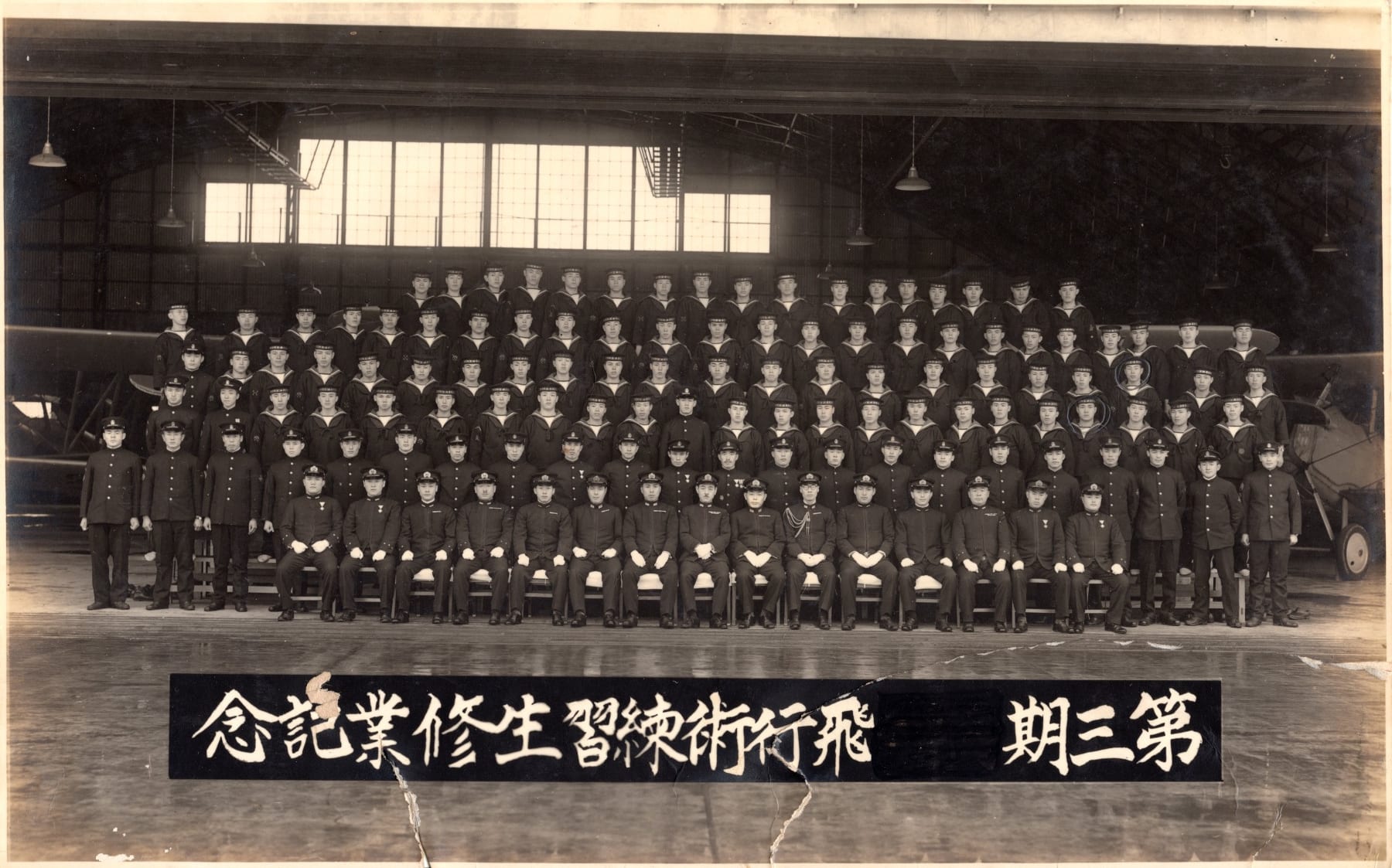 出撃前に部下に「卒業成績」がばれる…「日本海軍の集合写真」に隠され