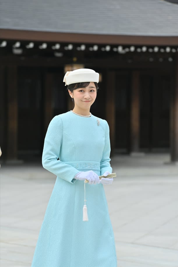 たまやきこ様ブルゾン、オーバーブラウスおまとめ 写真】佳子様がギリシャで着た「柄物のブラウスとスカート