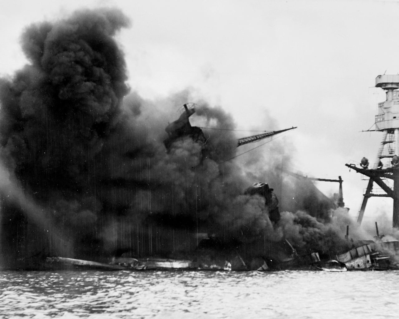 写真】敵艦に突入する零戦を捉えた超貴重な1枚…！（神立 尚紀