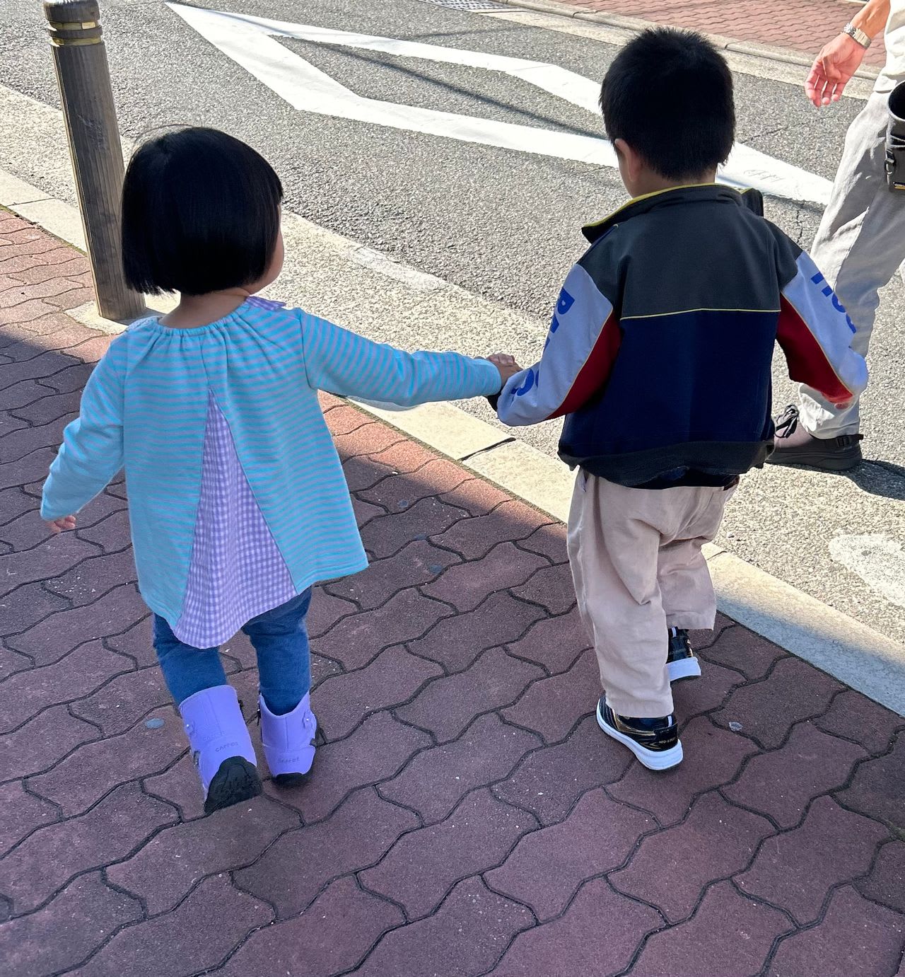 3歳児息子が1歳年下の姪っ子に見せた大人顔負けのエスコートに、親たちの驚愕と反省（ひみつのうつ子ちゃん） - 3ページ目 | FRaU, image size:1280x1381