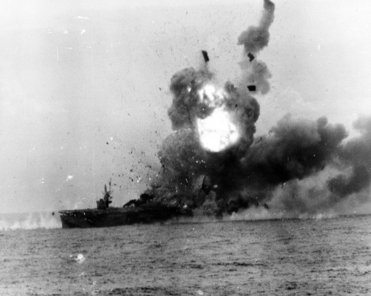 写真】敵艦に突入する零戦を捉えた超貴重な1枚…！（神立 尚紀