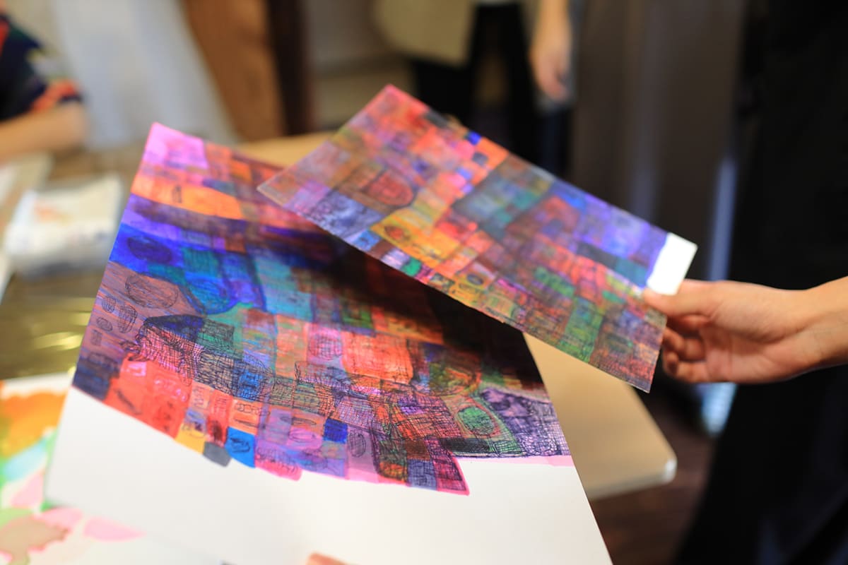 重なる色の奥に見えるもの…障害のある作家 吉川真美とJINSが紡ぐ、既成