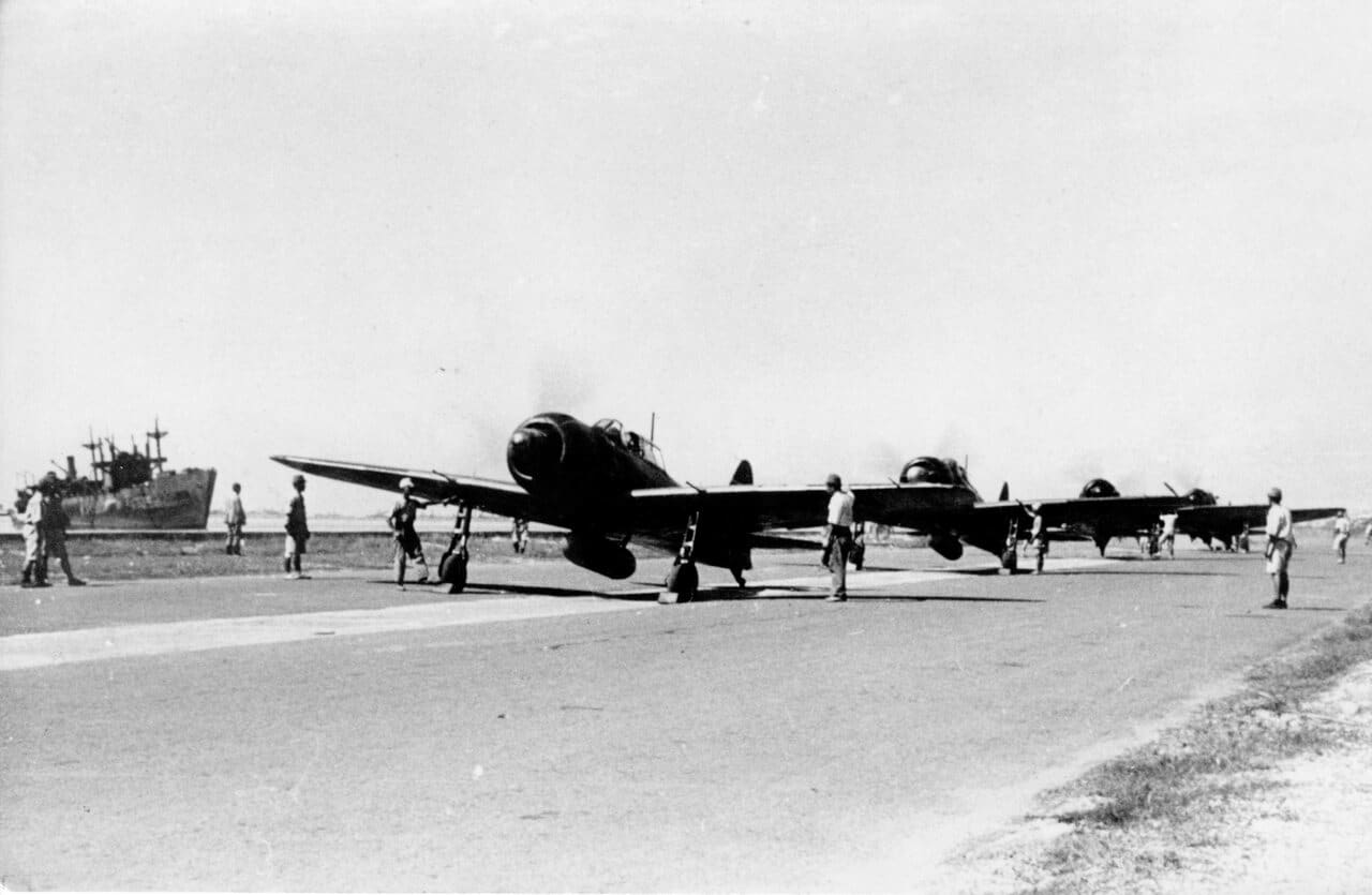 特攻突入を見届け続けた歴戦の戦闘機乗りが生涯を捧げた「慰霊の旅」（神立 尚紀） | 現代ビジネス | 講談社