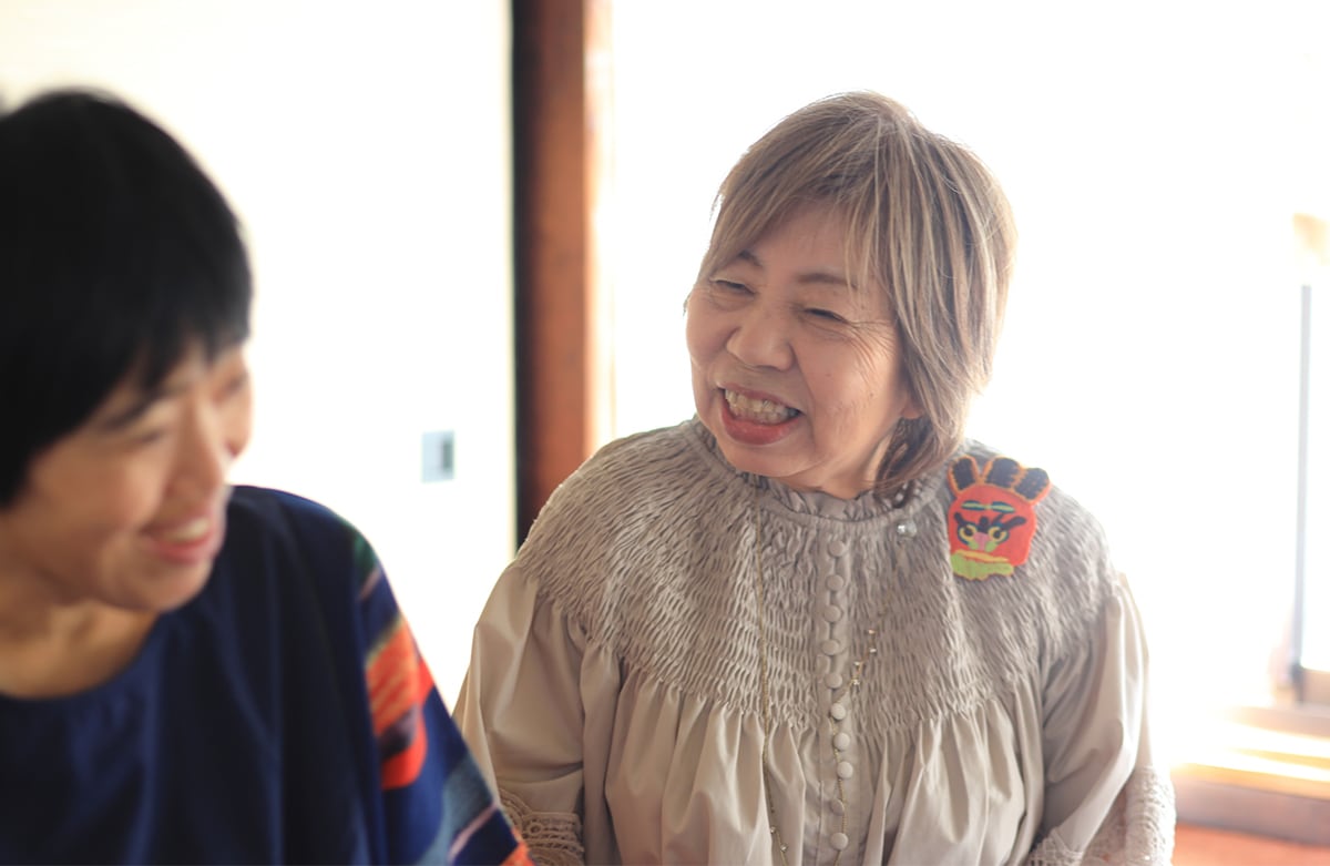 重なる色の奥に見えるもの…障害のある作家 吉川真美とJINSが紡ぐ、既成