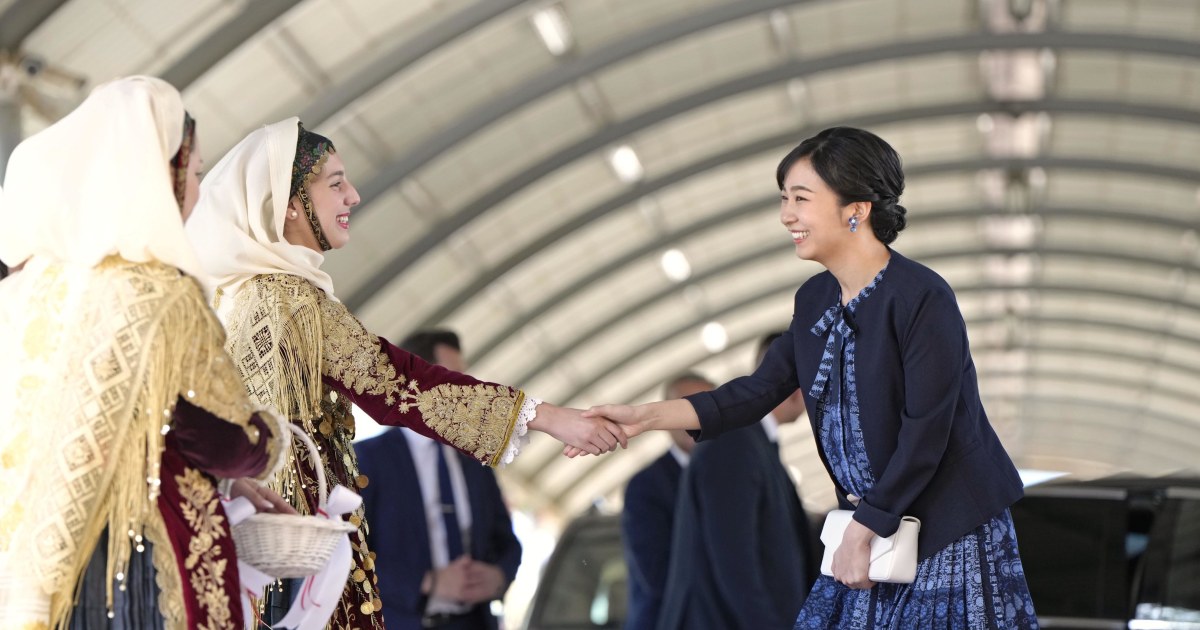 佳子様がギリシャで着た「柄物のブラウスとスカート」、その「驚きの