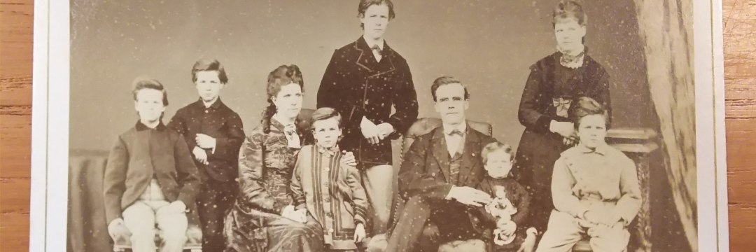 フルベッキ群像写真 フルベッキ群像写真（フルベッキぐんぞうしゃしん）は、在米