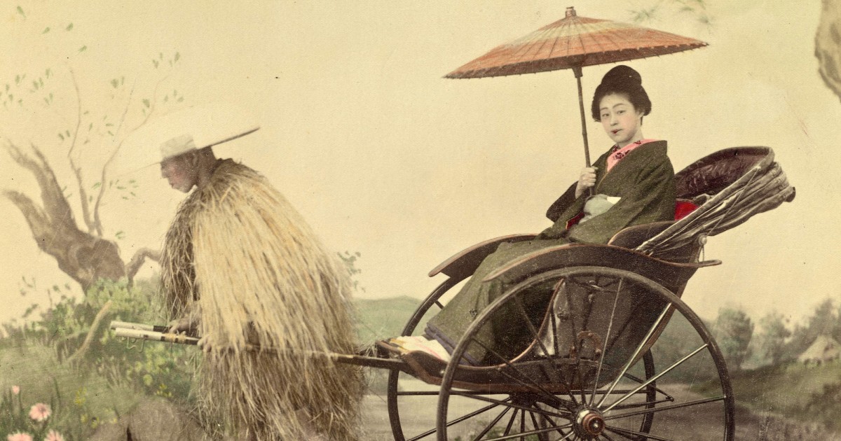 【日本の歴史／和風】人力車と着物姿の日傘の女明治時代人力車飾り 日傘をさし着物を着た日本人女性、初期のカラーオートクローム
